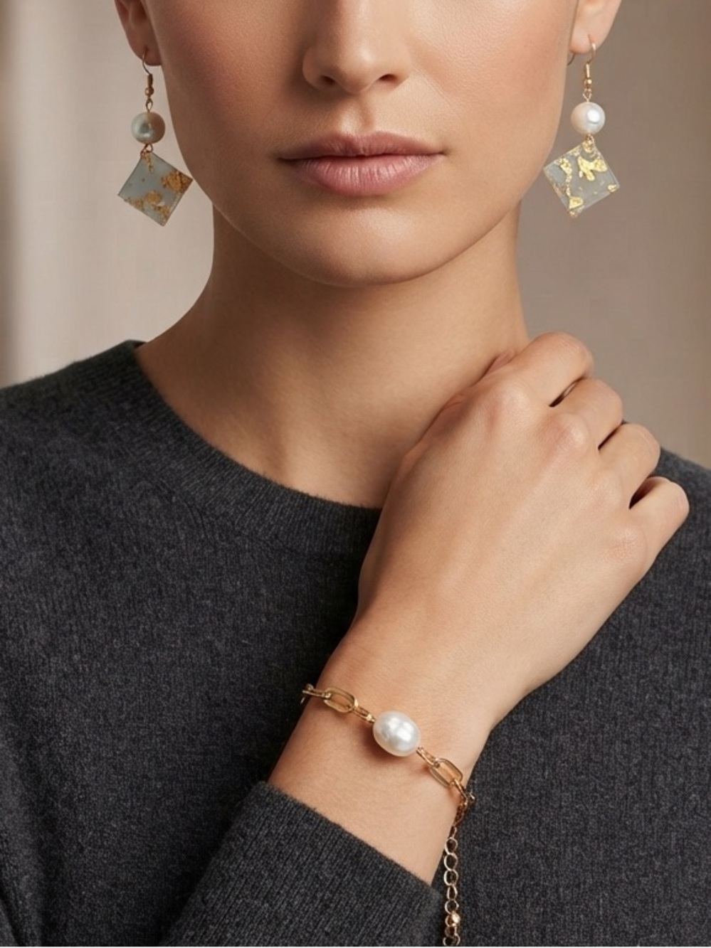 Gold-Tone fashion jewelry bracelet  & Earrings Set. NWT